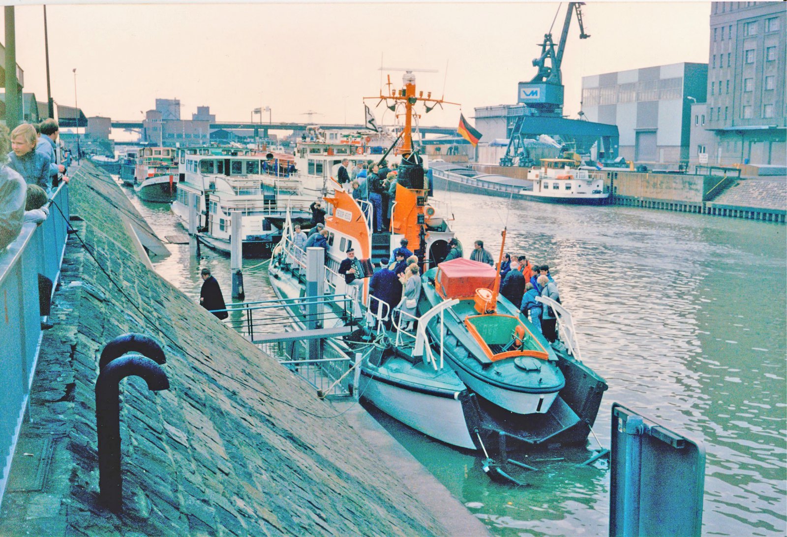 1431892243DGzRS Theodor Heuss im D'er Innenhafen 0,99 25.3.1987-Bew.jpg