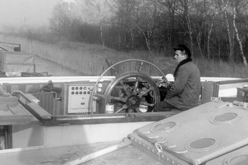 1957 Pa aan het roer van de Dordrecht 11.jpg