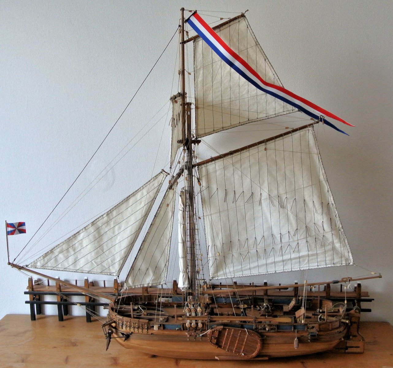 6) Bakboord en kade.JPG