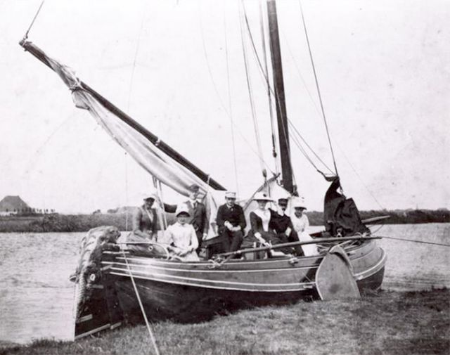 De-boeier-Bever-liggend-aan-de-wal-met-een-gezelschap-van-zeven-personen-1900-FSM.jpg
