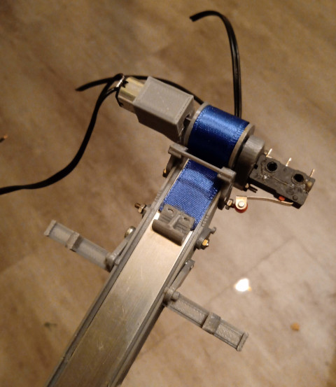 motor aan de arm.jpg