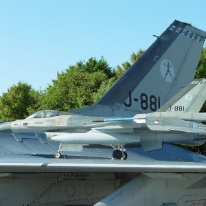 F 16 J-881