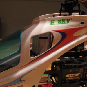 Foto 16: Ik heb de openingen in de kap eruit gesneden om de motor meer koeling te geven