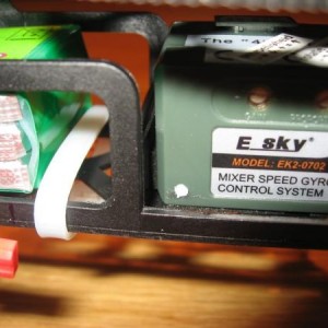Foto 14: De 4in1 goed vastgezet ook aan het tussen schotje

De dikke witte tie-rap heb ik daar aangebracht om aan te geven waar de achterkant van de batterij moet zitten om de balans goed te houden. Anders moet je elke keer na het verwisselen van de batterij de juiste plaats opnieuw bepalen.