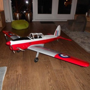 chipmunk klaar voor de eerste vlucht.

Andere kleur spinner overal(hobma en verspaget) gezocht maar niet te vinden in die maat.

Ben op zoek nog naar een zwarte en een witte.
Navi/landingslight gaat erop zodra de uitlaat mooi is weggewerkt nou wordt de boel alleen maar vettig.

nog wat schilderwerk en de finishing touchen en fladderen maar.

groetjes pascal