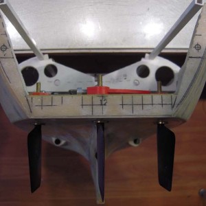 Zeer korte roerkokers. Naar mijn gevoel niet goed waterdicht te krijgen als de propeller voluit draaien?
Dikte van de doorlaat door dit deel is 12 mm.
De korte lengte moet ook een goede passing hebben. Bij een te grote speling krijgen de roeren last van flutter.