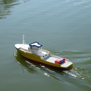 16 april  1ste test op het water, alles werkt perfect!!!!
achteraan een doos met gewicht geplaatst, moet nog meer gewicht in de romp achteraan!