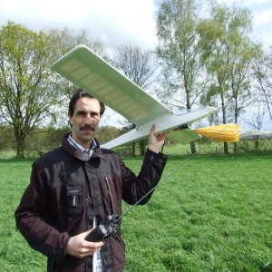 Klaar voor de Maiden flight was wel erg veel wind (5/6 bft) maar toch na een paar minuten weer heel op de grond.

besturing hoog laag met hoogteroer links recht met richtingsroer (2 kanaals)

Start Hi-Start 30 meter elastiek 150 Mtr nylon