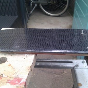 Carbon frezen met een kopieer frees op een houten mal.