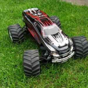Mijn e-maxx met E-revo body.
= E-rexx???