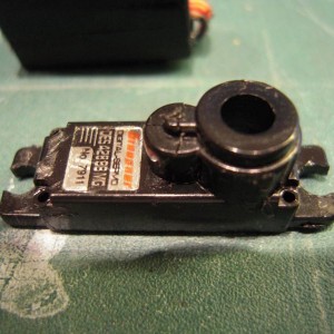 Graupner DES 428BB schade aan huis, uitgebroken kunststof lager/asgat. Under designed!!! 

Vast te lijmen.. Huis versterken met een C ring en een beetje epoxy? Bootjes servo! Of voor een draaiende radarantenne...