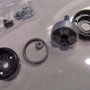 Anatomy part 1 AXI PG33 4:1 gearbox (1200W)

Links: planeethuis, cup, voor de tandkrans.
Linksmidden: tandkrans en 1 van de vier planeettandwieljes.
Rechtsmidden: planeet in lagerhuis met robuust lager 19 x 10 x X Vet lijkt me Molybdeenvet...
Rechts: planeethuis, cup, met 4 imbus stelschroeven om tandkrans en lagerhuis van de planeet als een sandwich samen te persen, zodat de tandkrans goed geborgd blijft zitten, zich niet los kan werken.

Het geheel ziet er uit als of het uit een Leica objectievenfabriek is gerold :)