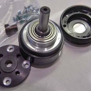 Anatomy part 2 AXI PG33 4:1 gearbox (1200W)

Links: de montageplaat om aan de motor te schroeven, daarop wordt tandkranscup geschroefd.
Midden: de paneet in de cup.Robuust lager op 10mm as. Prop-as is 6mm
Rechts: de kup met de 4 stelschroefjes