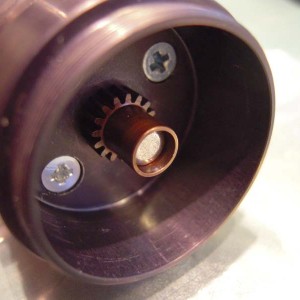 Pignion passen en verlijmen met Loctite 638, drupjes in tubetje meegeleverd bij de gearbox. (Laat zich verwijderen met opstoken tot 100-150 graad)
1 klein drupje volstaat al. Licht aanzetten tegen de bodemplaat. Met 5 minuten zit het handvast. Dan mag er proefgefraaid. Bij anlopen licht smeren met drupje motorolie. Das 12 uur laten uitharden.