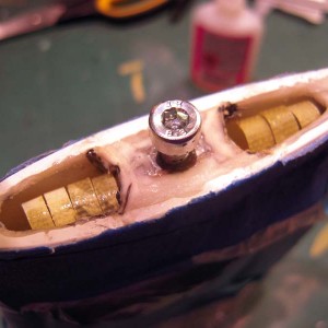 Staart reparatie constructiefout Enigma. 2
Steuntjes uit dun GFK plaat met secondenlijm vast gezet op de wanden...
