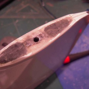 Staart reparatie constructiefout Enigma. 3
Matjes en een mengelmoes van fijn verknipte aramide en carbonsnippers tot een balletje, en er in gedrukt. Daarna met plastic stevig afgedekt, zo glad gestreken...