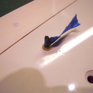 Carbon staafje inkorten.. met tape markeren tot hoever het mag steken... 2 DIY ringetjes uit GFK plaat... (boortje en ponstang)... voor meer verband op de zeer dunne epoxyhuid...
Pennetje loopt net langs de dunne balsa ligger bij het scharnier...