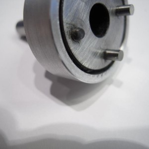 AXI PG4/33 faulty gearbox part 2
Gone in seconds from new

De afgebroken planeet-as en de glimmende overige twee.
Wederom goed te zien de torsiebreuk van de as. 
De planeten hebben zich vastgeslagen in het alluminium...