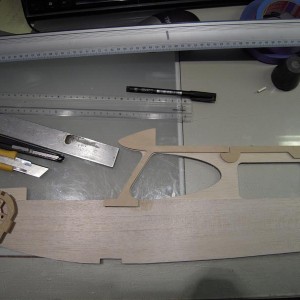 Rascal 40 rebuild

Proefpassen van een vers gesneden balsa pannel op het GammaPly deel...
