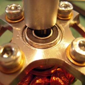 Idem met passende dop en vasiline op stand drijven...
Gewoon met de steel van een zware schroeven draaier...
Aan de onderzijde stutten met dopsleutel, overmaats an het lager zodat het niet beschadigd kan raken...