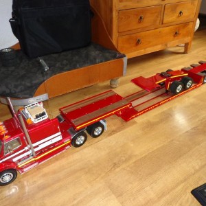Lowboy met jeepdolly in opbouw