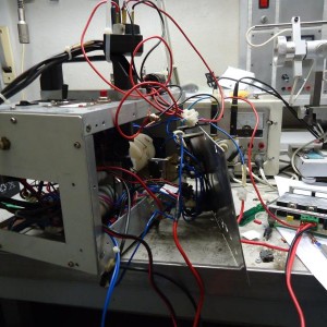 installeren van de startbox voor de turbine.
Alle functies doen het prima,nu het geheel afwerken,
bovenop ligt de startmotor en ongeveer in het midden tussen de bedrading bungelt de gloeiplug!