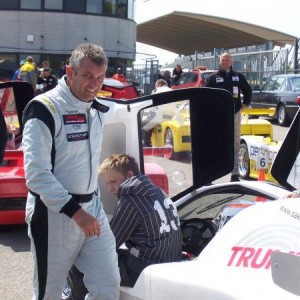 Allard Kalf bij zijn Saker sportscar kwam ik tegen op Circuit Zandvoort Bij de DNRT races