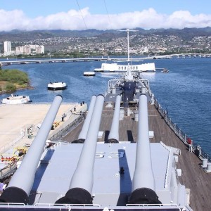 UssArizonaFromUssMissouri2010

uss missouri in honolulu   pearl  harbor   hawai.

met op de voorgrond de uss arizona  memorial.