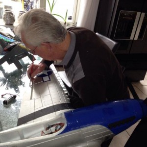 De buurman helpt een beetje met wat kleine reparaties