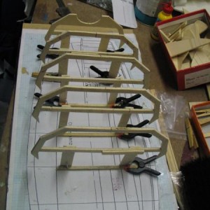 Spanten zetten op de bouwplank