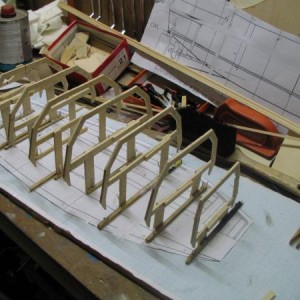Spanten zetten op de bouwplank