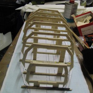 Spanten zetten op de bouwplank