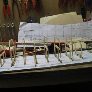 Spanten zetten op de bouwplank