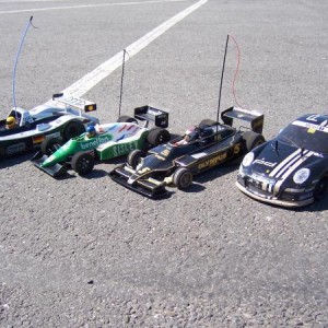 Van rechts naar links.
Porsche gt3 vip cub hpi flux brushles /Lotus JPS 79 (competition Special chassis)/ Tamiya road wizard Benetton B186 Gerhard Berger/Audi r8 LeMans