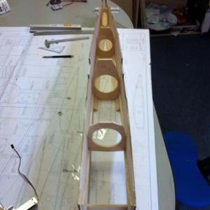 hier de 6 kanten te zien waarvoor de ontwerper heeft gekozen als al het balsa gemonteerd is begint het lastige gedeelte,
Het schuren /schaven van de ovale rompvorm 
hier zie ik best tegenop