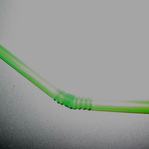Gebruik zo'n kinderparty rietje.
Let wel op dat de binnendiameter ± 5 mm is.
dus even met de schuifmaat naar de JUMBO of BLOKKER
