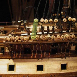 Als je het fixeerrietje op 25 mm hebt afgeknipt en tot de buitenste twee "enkele" gaten in het jufferblok schuift dan komt dit overeen met het 20 mm messing draadje van 20 mm