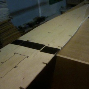 Picture 10

bodemplaat vast gezet op de houten plaat