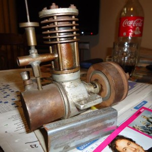 Dit dieselmotortje is dus door mij in de oorlog gebouwd,hiervoor heb ik toen zelf het cartertje gegoten en toen alles klaar was tot de ontdekking komen dat er toen druppel ether te krijgen was......