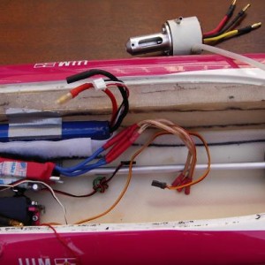 Zware spullen in de boot voor het bepalen van de motorpositie.