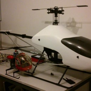 Bell 47G naast grotere broer in wording....
