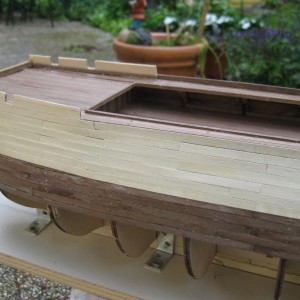 De voorzijde van het schip met de tweedebeplanking.