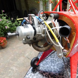 Pitts TC zwarte buis is aan zuig slang naar carb. deze zit zo dan blaast de lucht er in en heb je geen problemen met aan zuigen

Het scheelt enorm in geluid