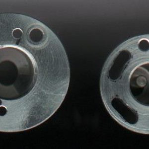 Flens: Links met boring hoh 25 en 29mm voor 700 en 600 motor, rechts een 600 motorflens.