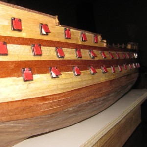 zij aanzicht van het schip met de luiken