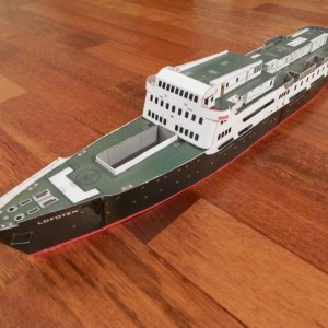 Inmiddels is de romp van de ms Lofoten dicht en zijn alle huidplaten aangebracht. Optioneel zijn de driedimensionale kluisgaten voor de ankers, ook die zijn aangebracht, staat mooier dan een opgetekend plat anker. Alle huidplaten heb ik aan de binnenzijde gedubbeld om de romp meer stevigheid te geven. Inmiddels ook begonnen met het relingwerk, rond het sloependek bijna klaar op deze foto.
