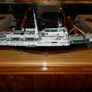 Model van het ms Lofoten aan boord van ms Lofoten in de dinerroom. Het model toont hoe het schip er oorspronkelijk uit zag; opvallendste verschillen zijn de reddingboot stuurboord voor welke plaats heeft moeten maken voor een oranje Man Overboord Boot en de hoofdmast welke bij dit model op een vlak stuk dek staat. Ook ontbreken de moderne koepelantennes op het stuurhuisdak. Daarnaast bevonden zich op het voordek niet alleen een dekkraan maar ook twee laadspieren tegen de accomodatie aan.