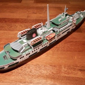 Bouwplaat ms Lofoten voorzien van reddingboten, MOB boot, reddingvlotten en dekkraan. Veel aandacht en tijd hebben gevraagd de drie davids en de bootkraan op het sloependek maar het resultaat is ernaar. Ook de reddingvlotten op het brugdek waren een tijdrovend karwei met uiteindelijk een mooie aanblik.