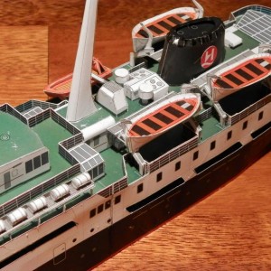 Bouwplaat ms Lofoten voorzien van reddingboten, MOB boot, reddingvlotten en dekkraan. Veel aandacht en tijd hebben gevraagd de drie davids en de bootkraan op het sloependek maar het resultaat is ernaar. Ook de reddingvlotten op het brugdek waren een tijdrovend karwei met uiteindelijk een mooie aanblik.