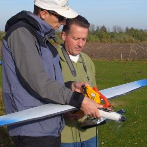 Stroomopname  meten bij vol gas.
Ik hou het model vast (met pet) en Erik de ampèretang.
Max. stroom was 49A.